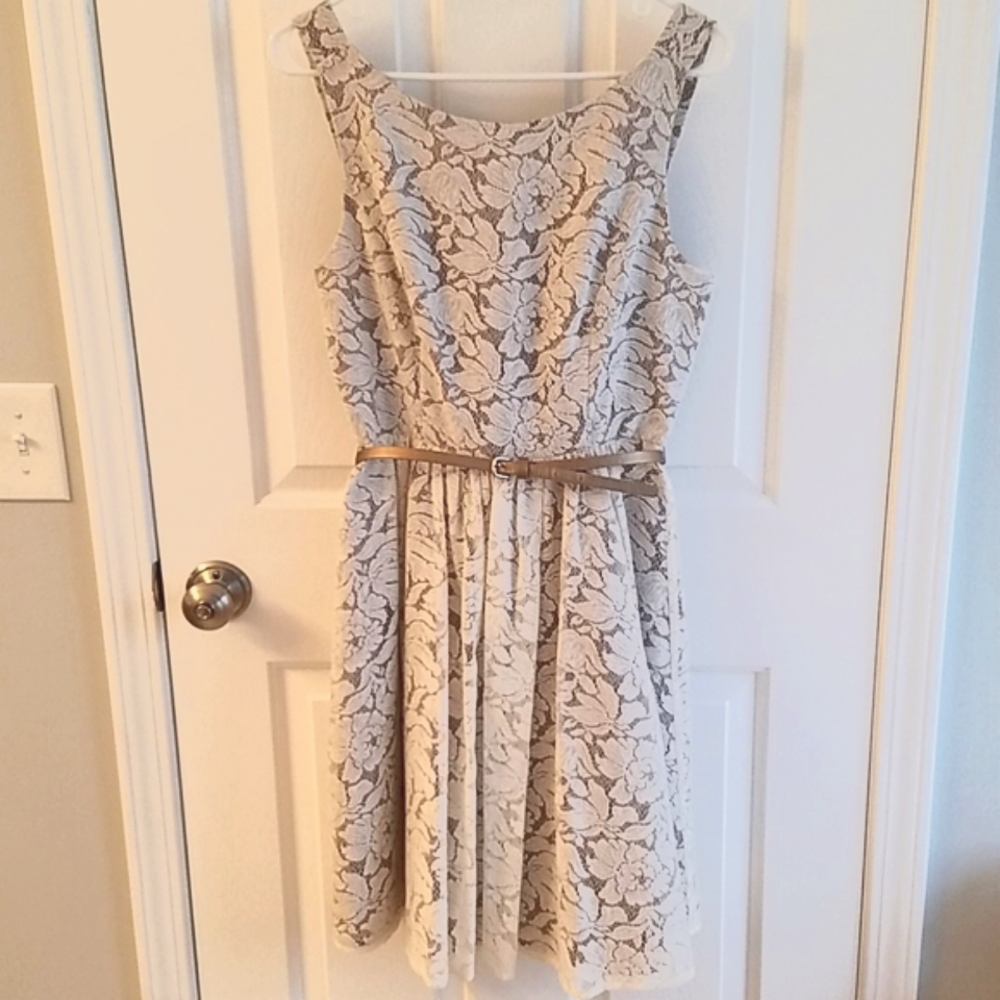 Sleeveless lace dress
